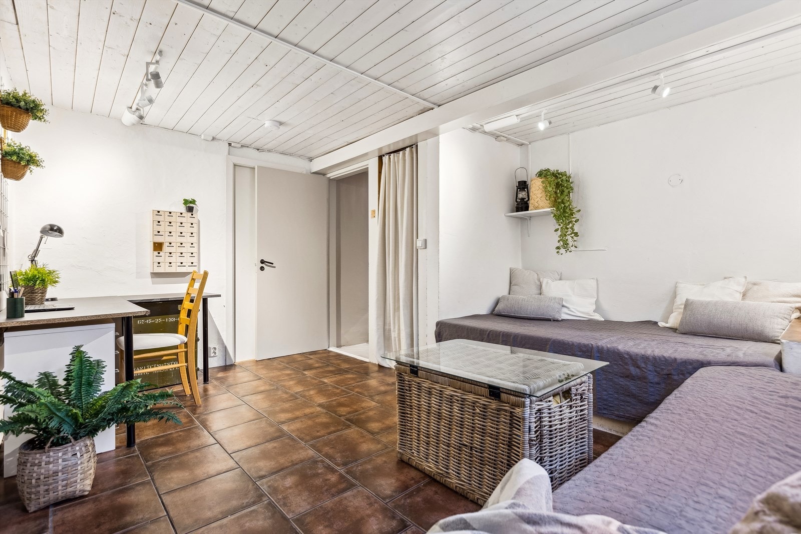 Kjelleretasjen har er et lunt og praktisk oppholdsrom med flislagt gulv og gulvvarme, og vegger med malt overflate. Samt boder for oppbevaring Galleribilde