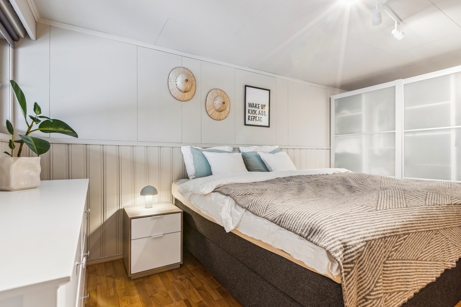 Dette rommet har god plass til både dobbeltseng og garderobeskap. Galleribilde