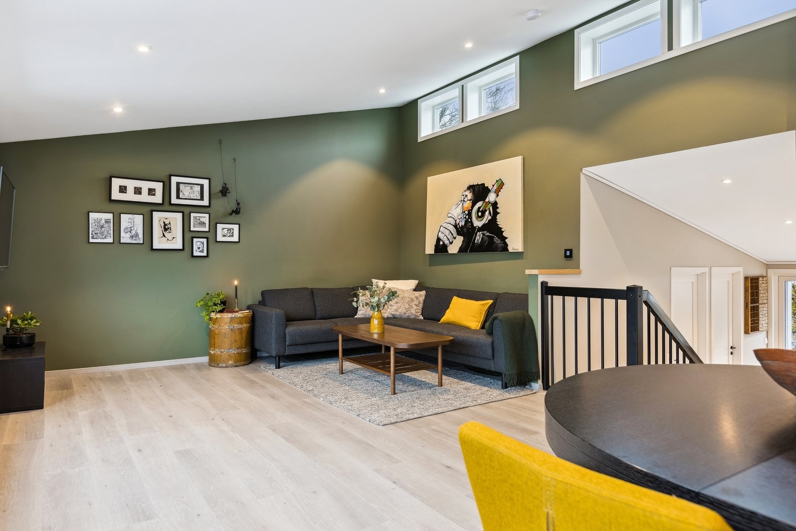 Boligen har en utmerket beliggenhet med kort vei til Nardosenteret som har et bredt utvalg av butikker, bakeri, legesenter, apotek, dagligvare, blomsterhandel, kafé, restaurant m.m. Galleribilde