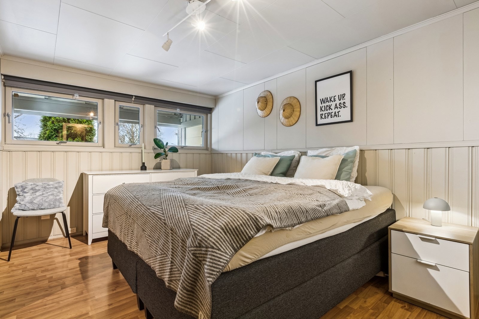 Det er rikelig med lagringsplass i boligen, med to innvendige boder i kjelleretasje samt ekstra oppbevaringsmuligheter i garasjen. Galleribilde