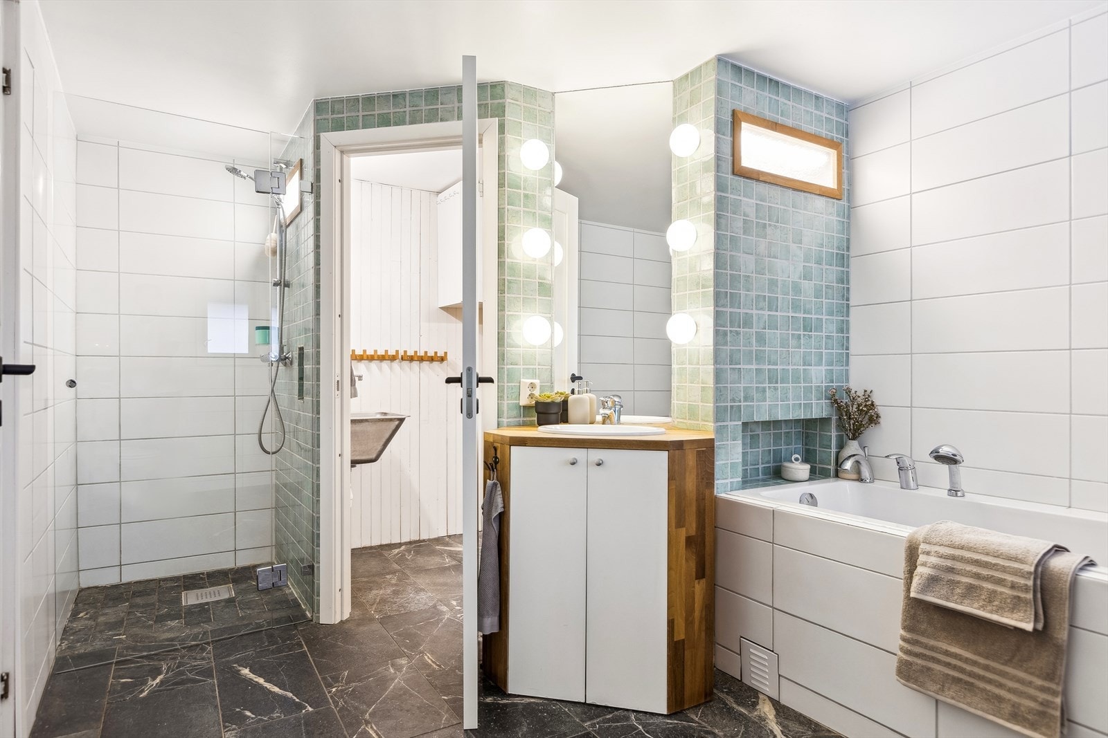 Vaskerommet er utstyrt med opplegg for vaskemaskin og skyllekum. Galleribilde