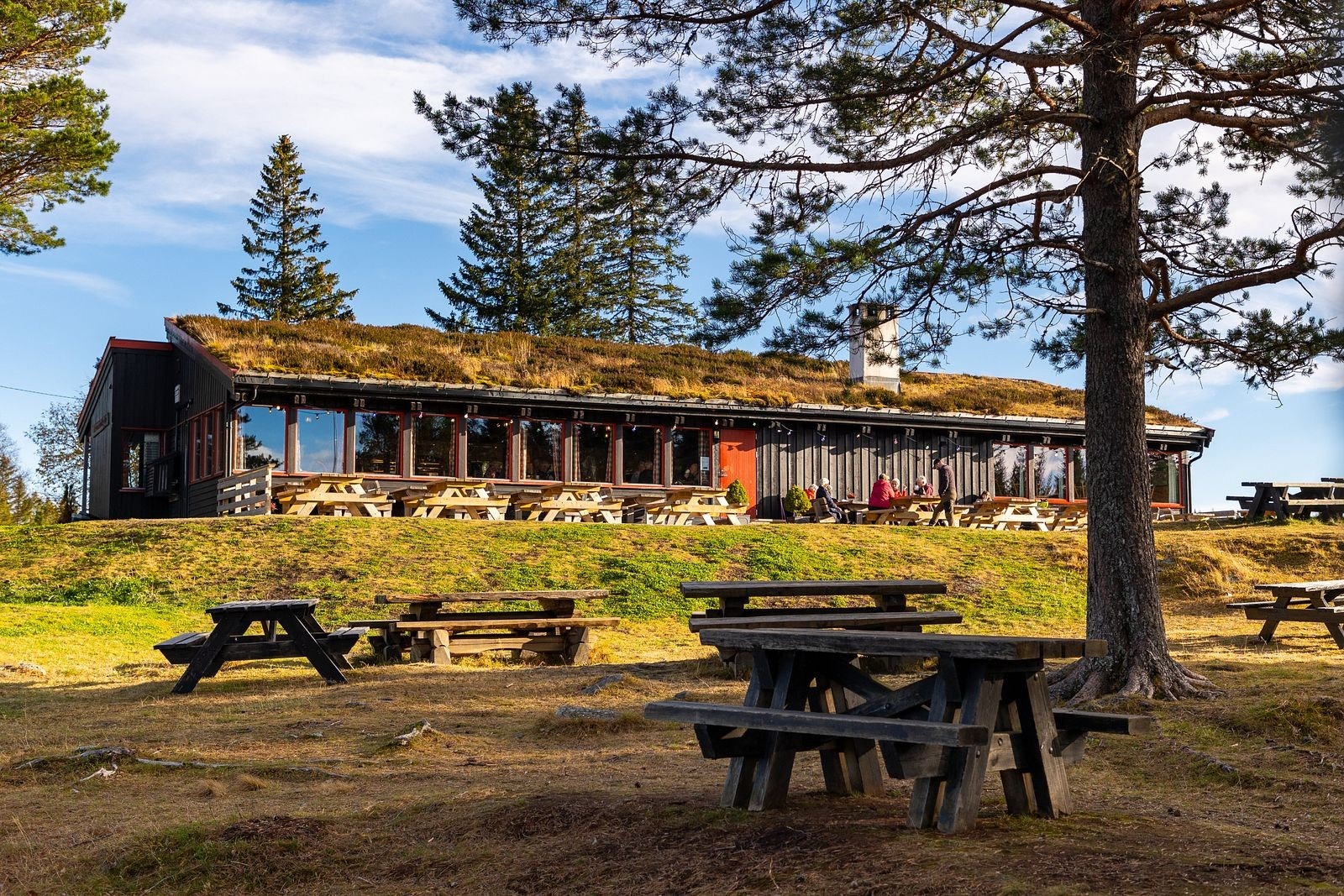 I nærheten er populære Estenstadmarka med sine godt opparbeide turstier, badeplasser, samt preparerte skiløyper om vinteren. Her kan man ta turen opp til Estenstadhytta som flere ganger i uken har utsalgssted for blant annet kaffe og vafler. Galleribilde