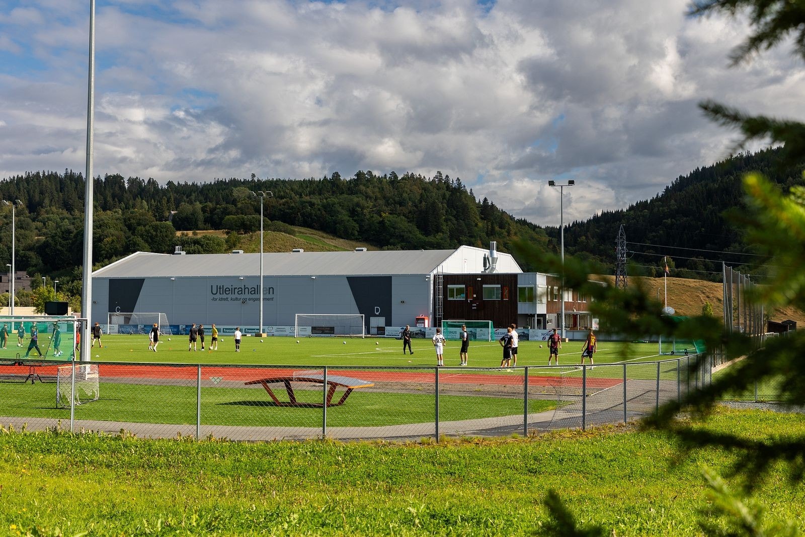 Utleirahallen er en flerbrukshall som eies og driftes av idrettslaget Utleira IL Galleribilde
