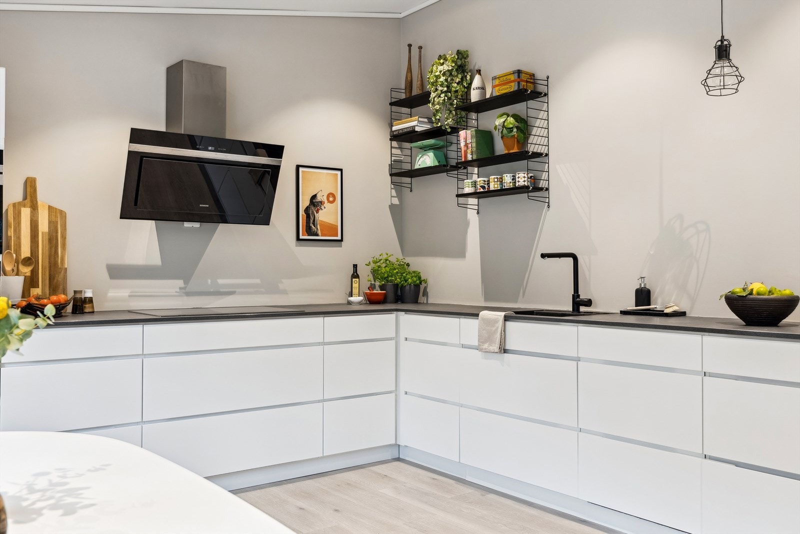 Kjøkkenet har god skap- og benkeplass samt integrerte hvitevarer, inkludert stekeovn, dampovn, platetopp og oppvaskmaskin. Galleribilde