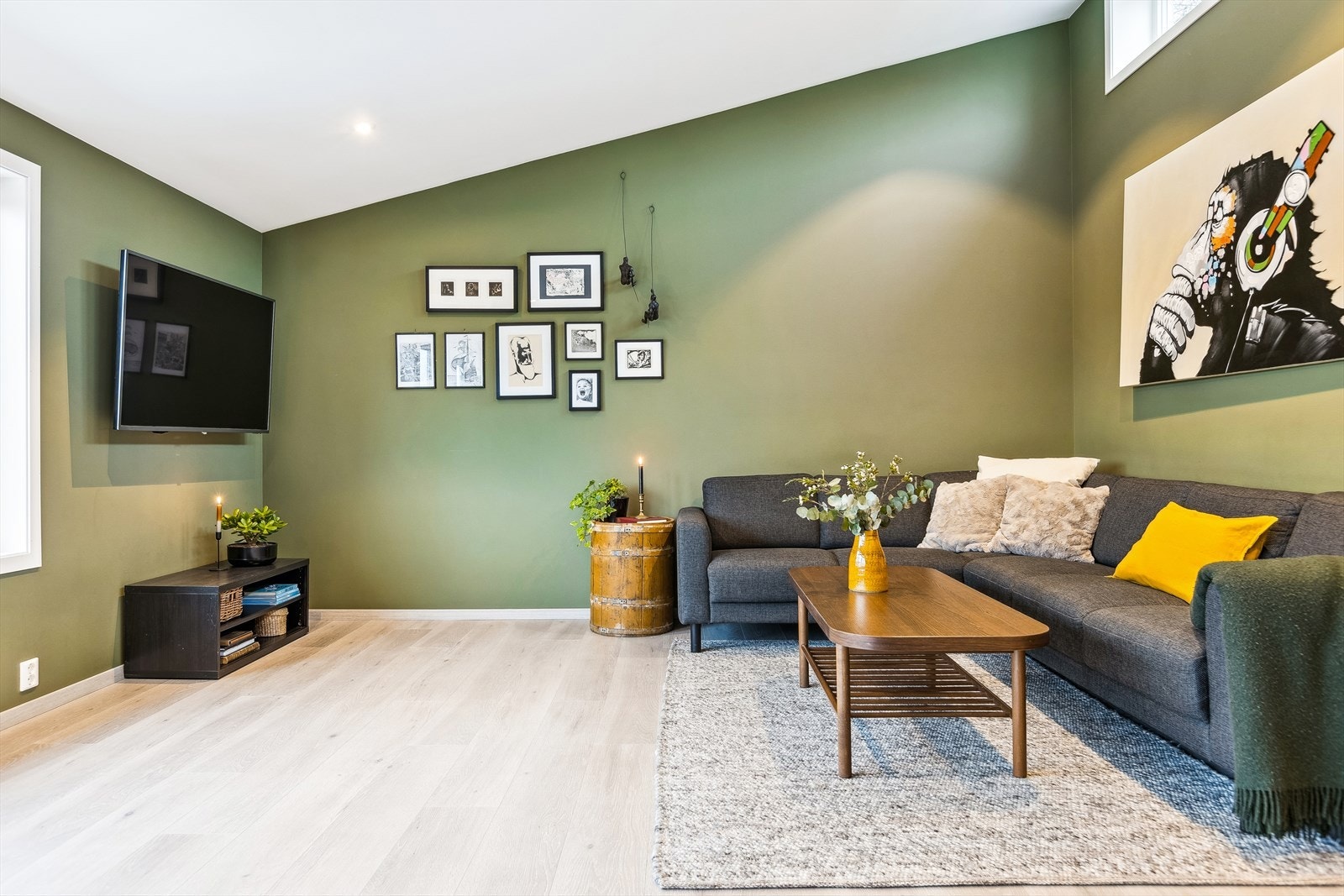 I nærområdet finner du flere barnehager, blant annet Vestlia, Nidarvoll og Sollia barnehage, som alle ligger under 11 minutters gange fra boligen. Galleribilde