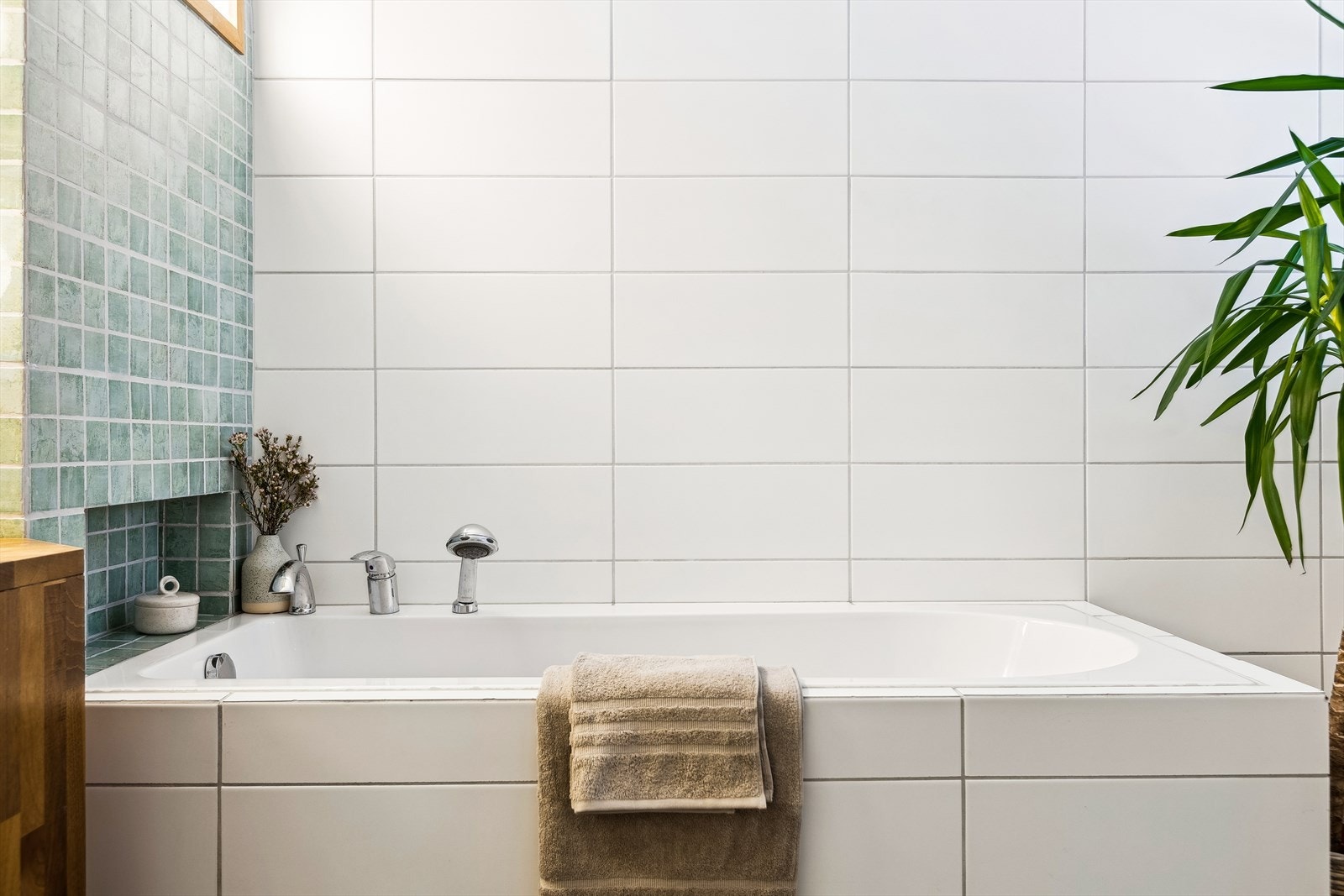 Badet er funksjonelt og har flislagte gulv og vegger. Galleribilde