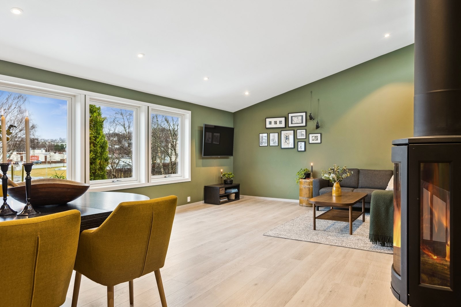 Her er det god plass til både sofagruppe og spisebord. Galleribilde