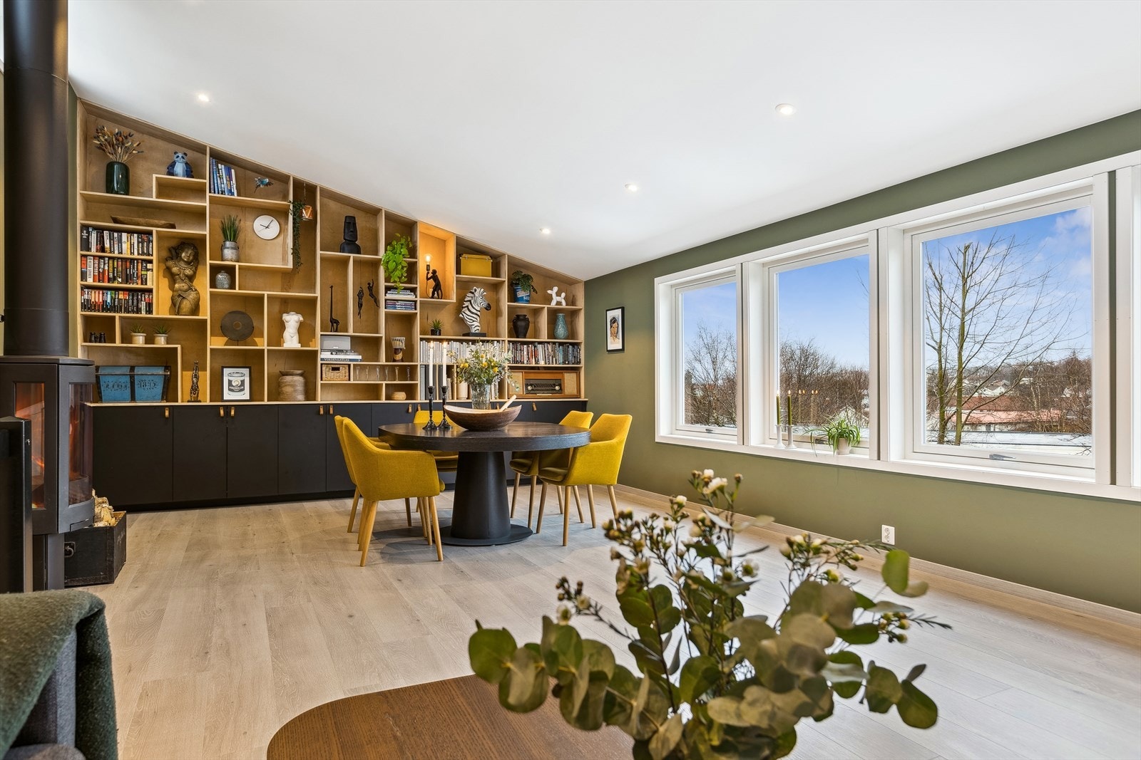 Det er vedlig godt med lagringsplass i skapene under bokhyllen Galleribilde