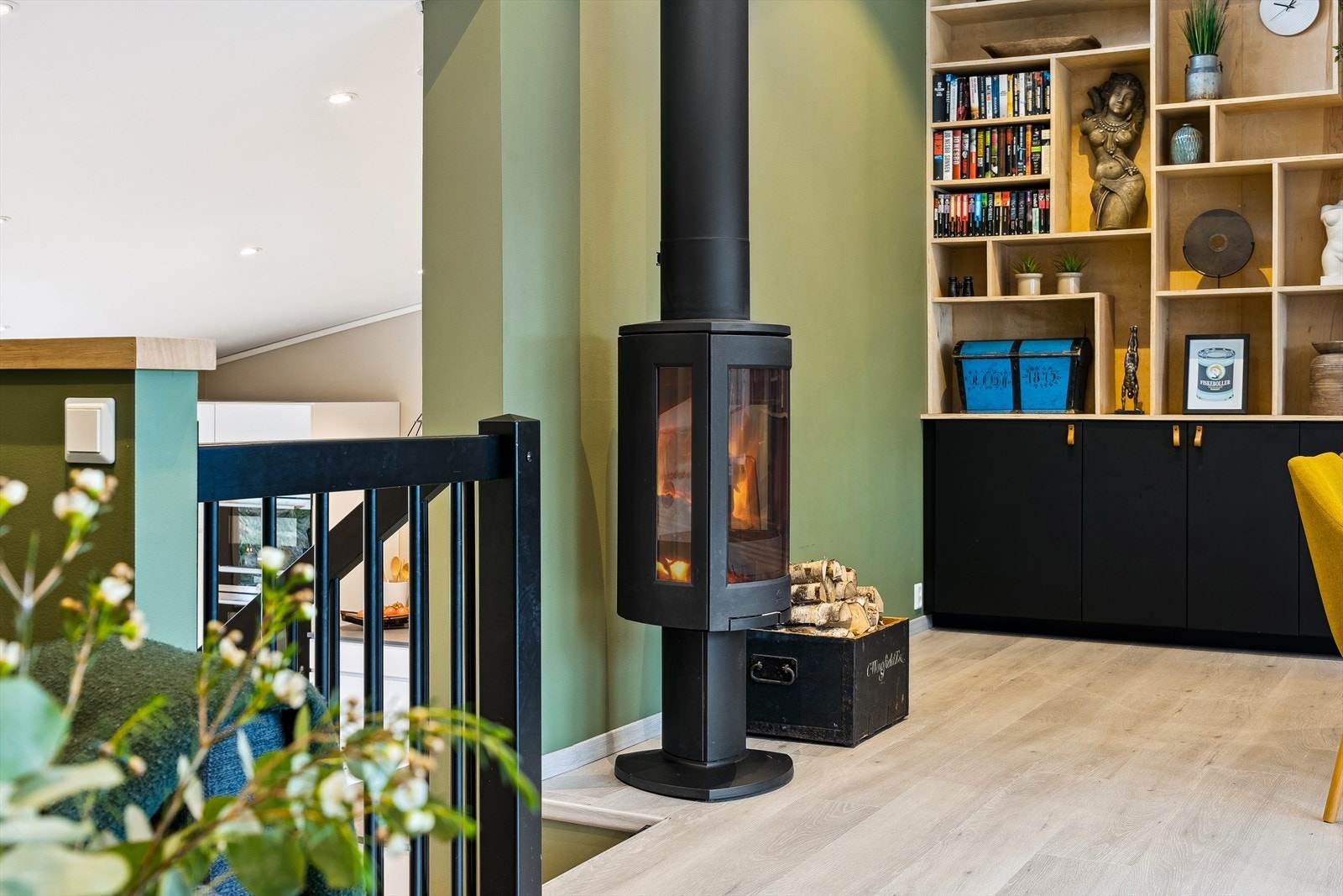 Stuen har en vedovn fra Jøtul som skaper en lun atmosfære på kalde dager. Galleribilde