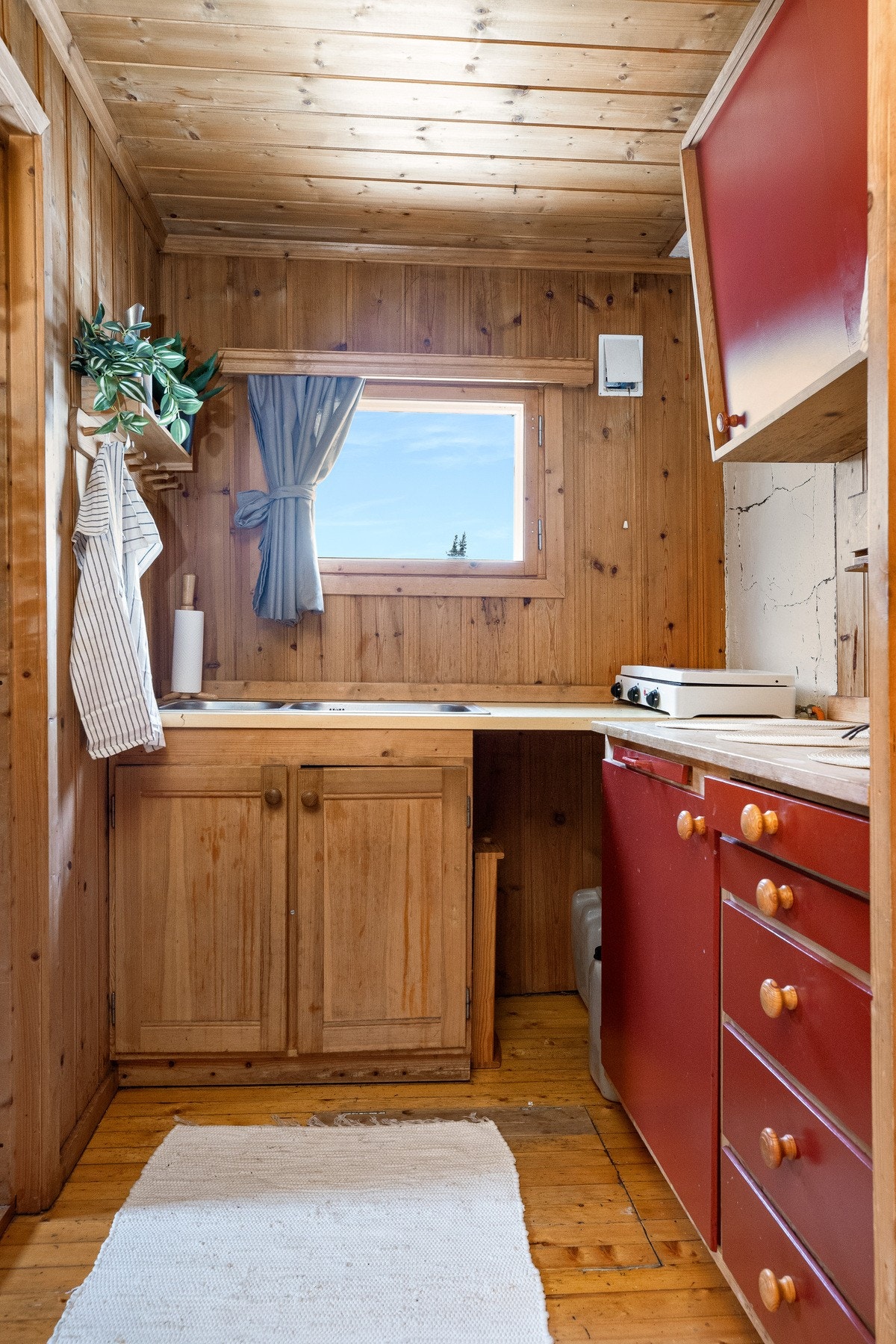 Kjøkken med enkel innredning i heltre. Delvis laminert og heltre benkeplate. Glatte fronter. Galleribilde