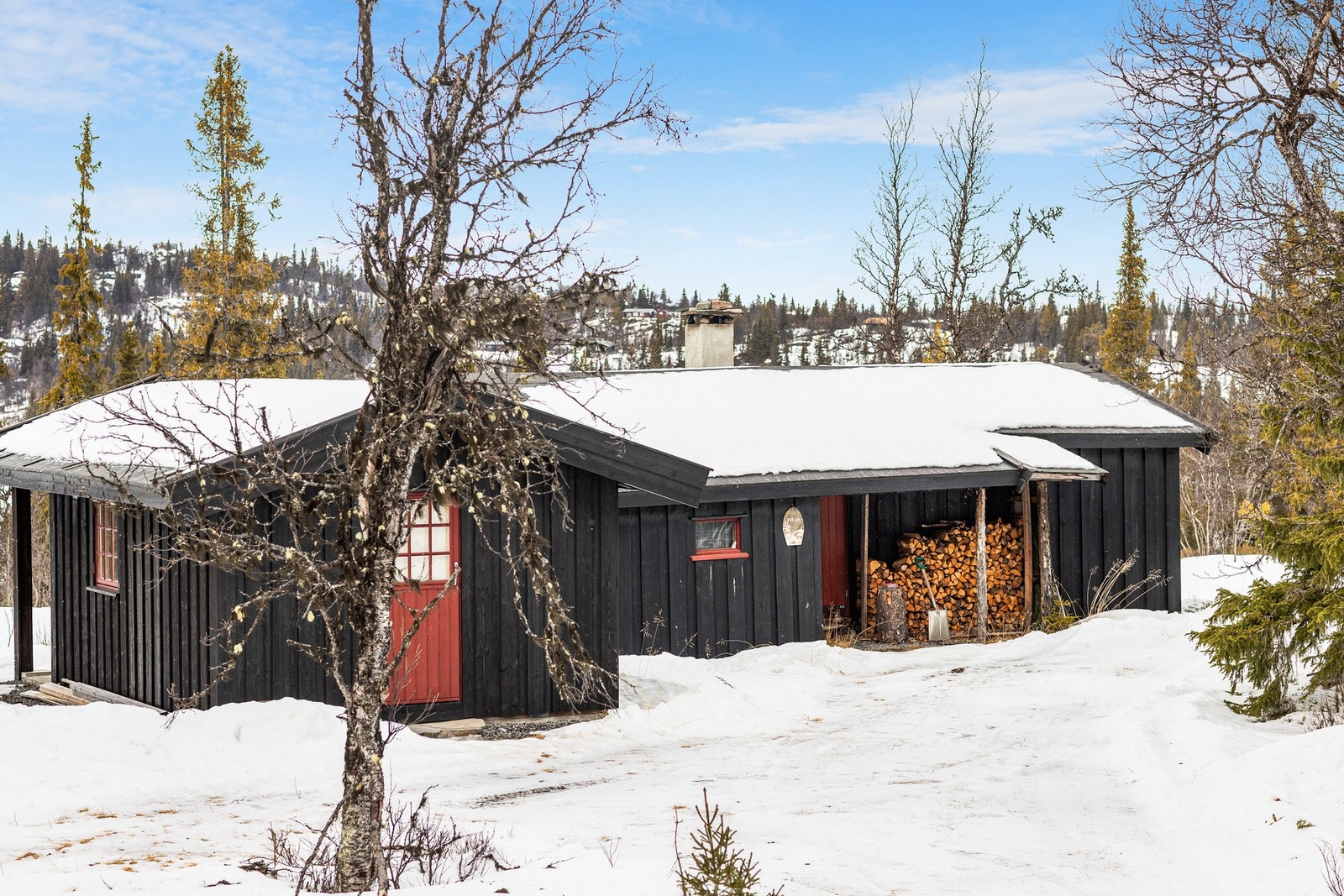 Hytta ligger idyllisk til i et naturskjønt område, perfekt for deg som ønsker ro og naturens nærhet. Galleribilde