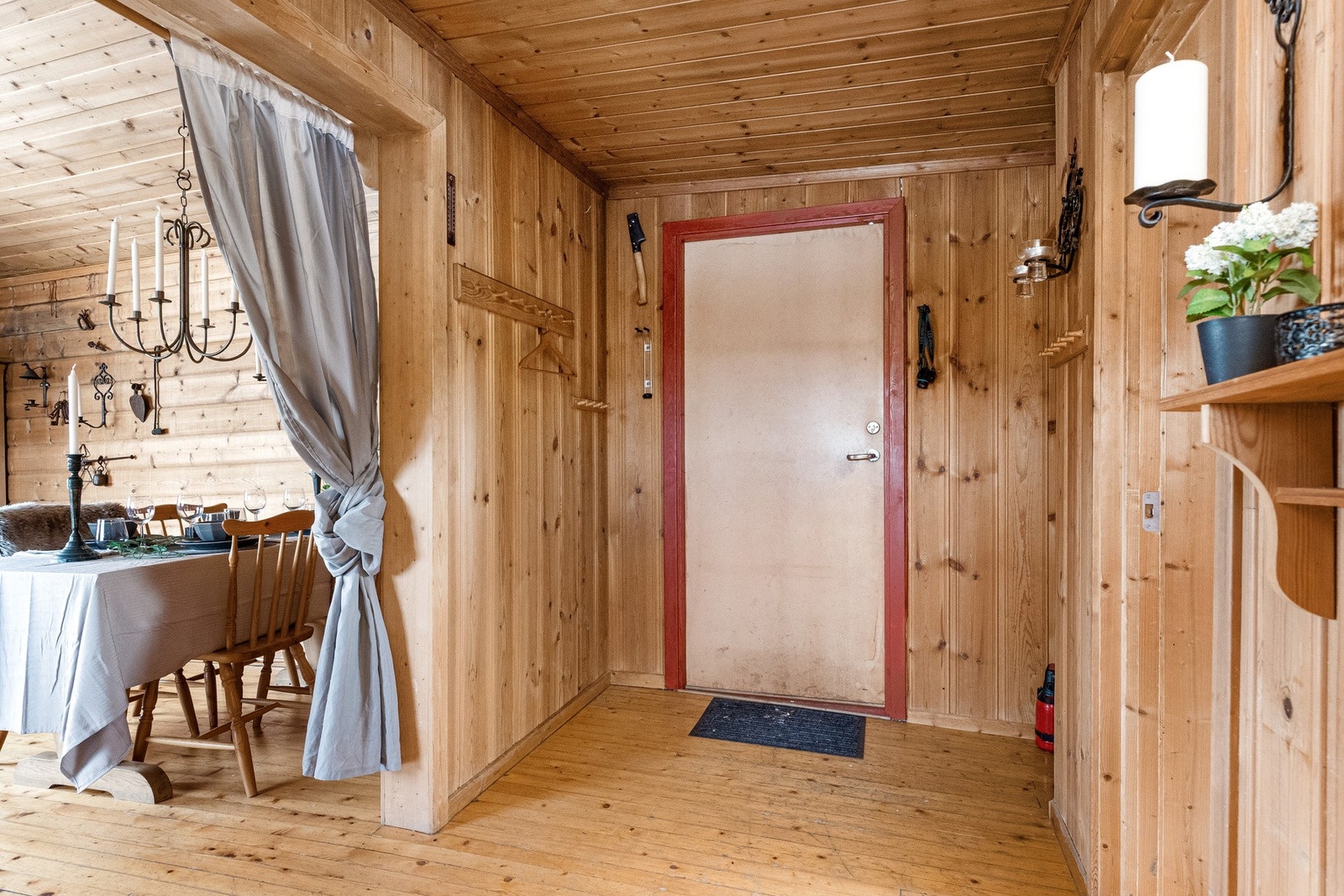 Utvendig bod i tilknytning til hytta som har blitt brukt som utedo. Galleribilde