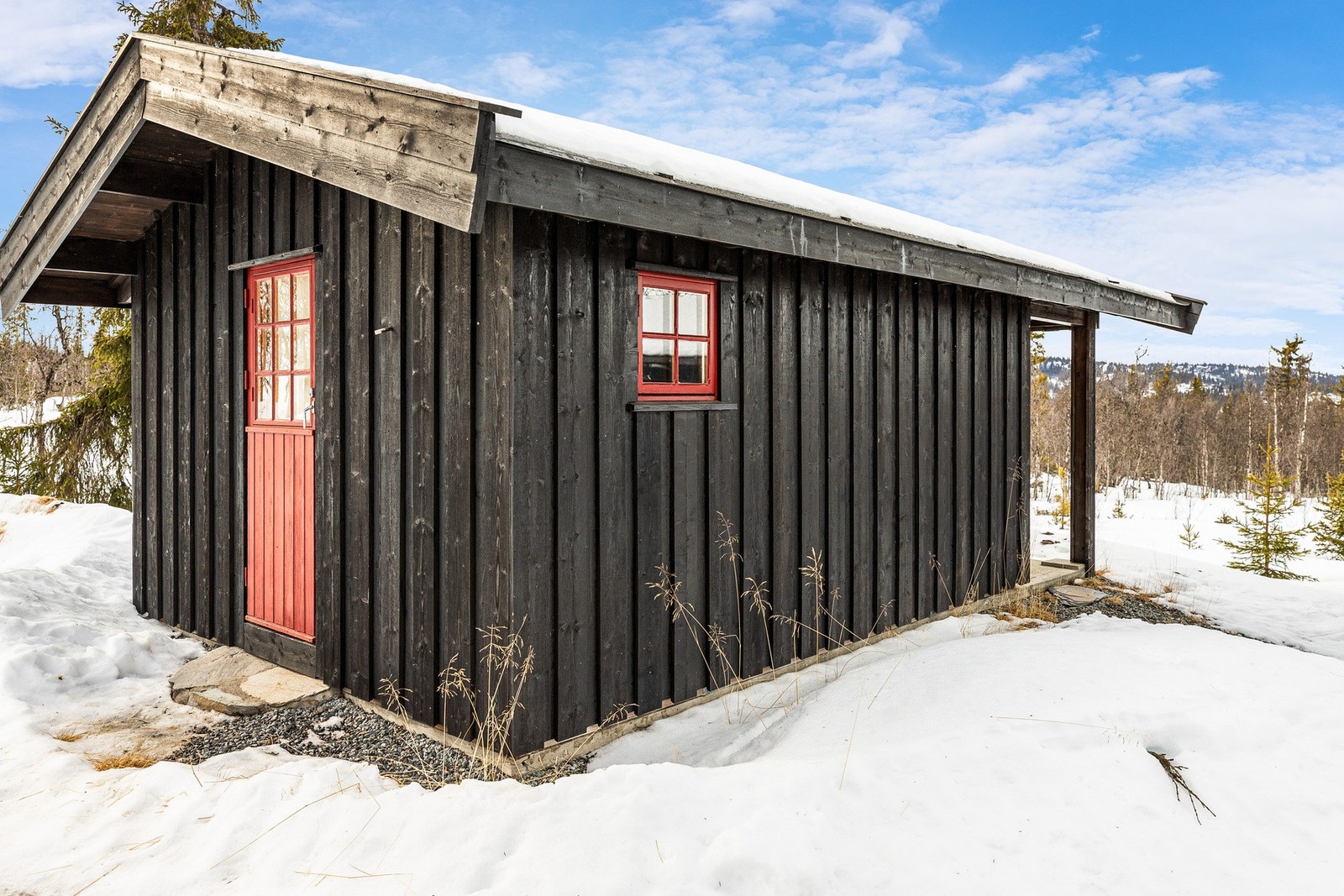 I andre enden av annekset er det en utvendig bod med god plass til lagring. Galleribilde