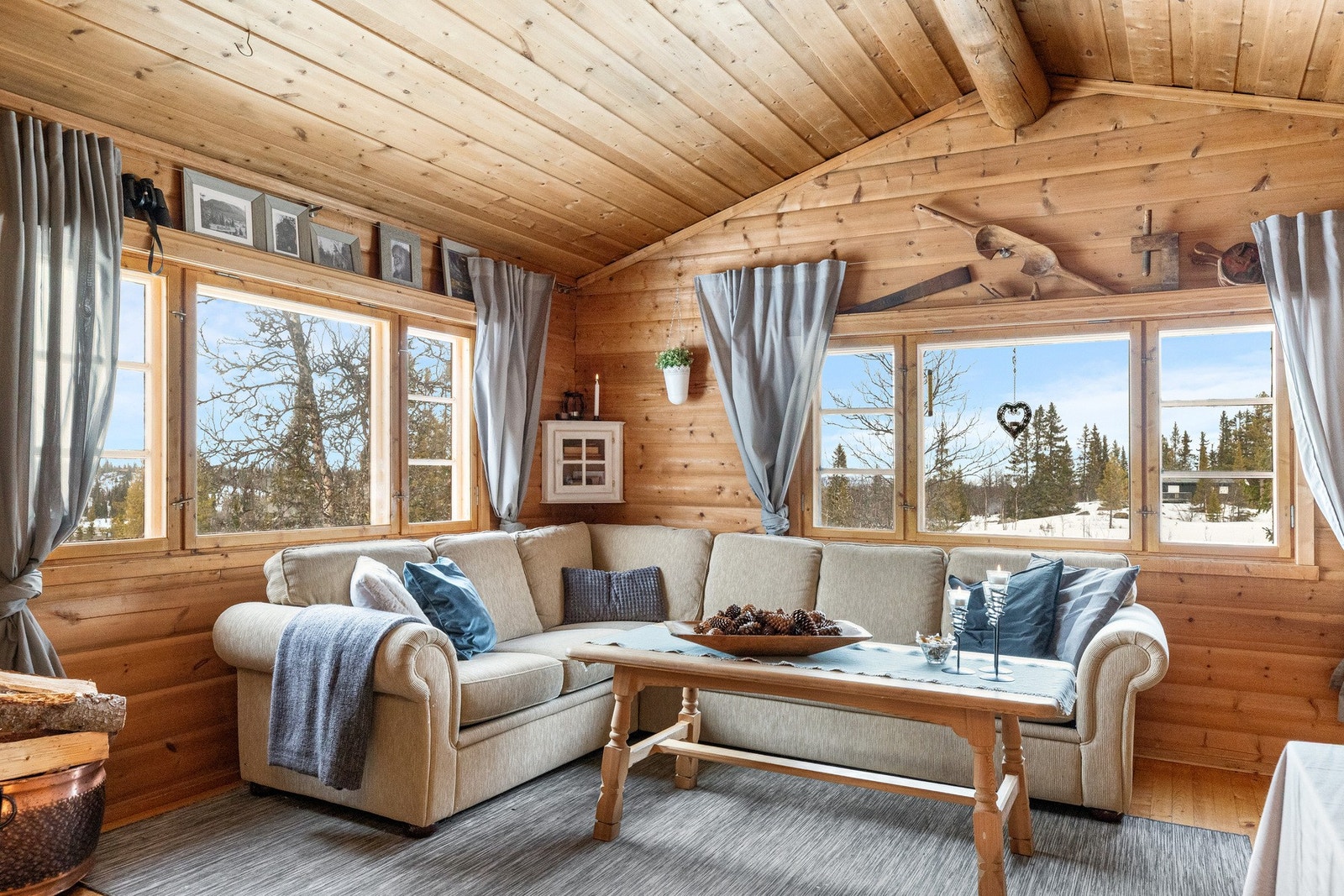 Romslig stue og spisestue, med god plass til både sofagruppe og spisegruppe. Galleribilde