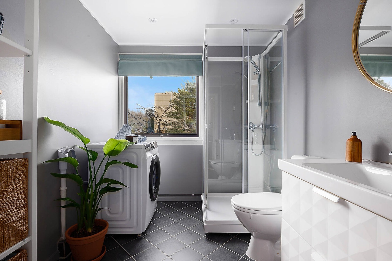 Badet er innbydende og stilrent, med en behagelig fargepalett som gir en avslappende atmosfære. Galleribilde