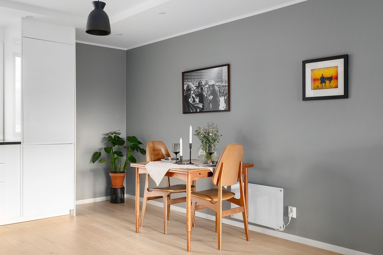 I tilknytning til kjøkkenet er det god plass til spisebord. Her kan man enkelt nyte måltidene. Galleribilde