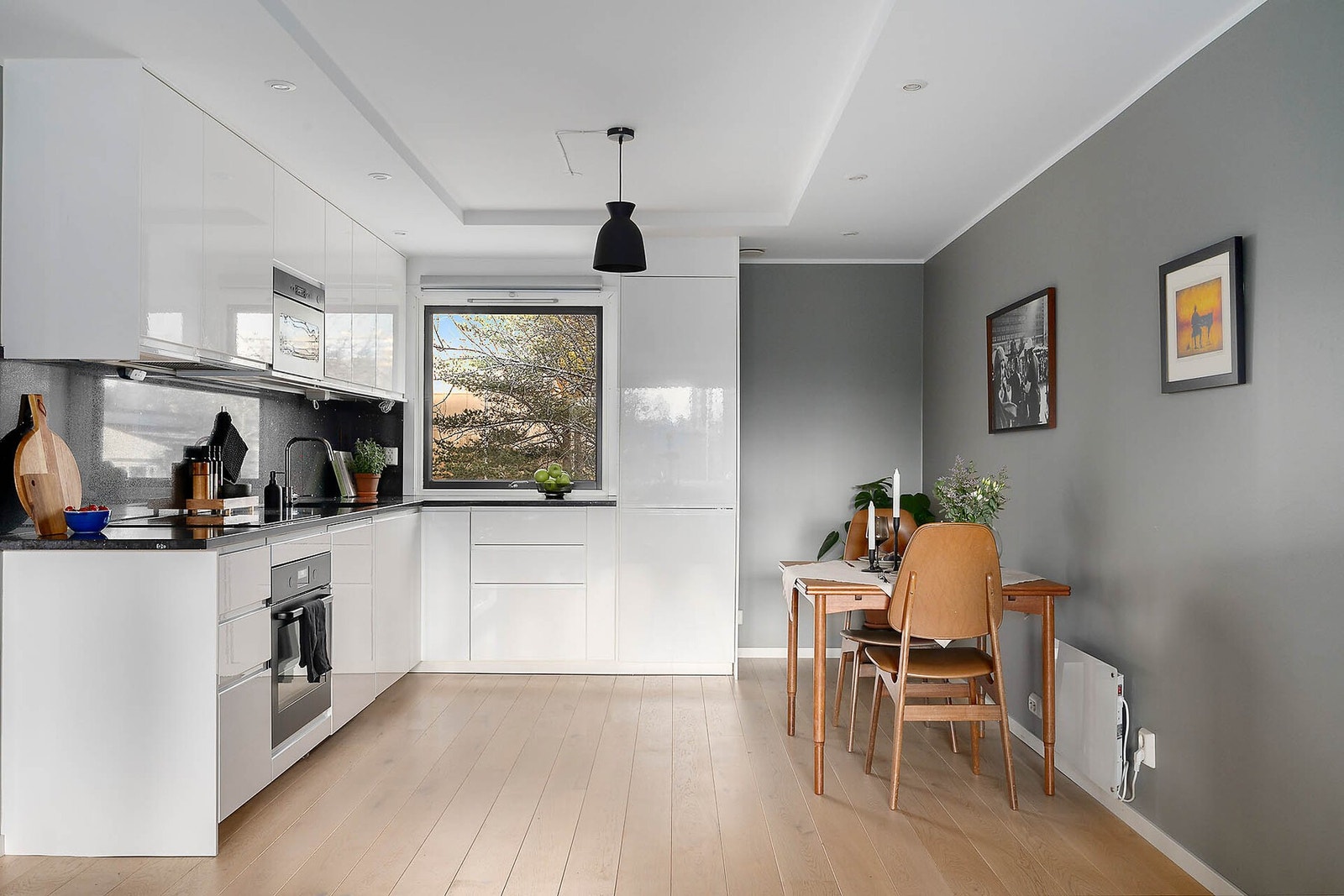 Det moderne IKEA-kjøkkenet fra 2020 kombinerer funksjonalitet med tidløs design. Galleribilde