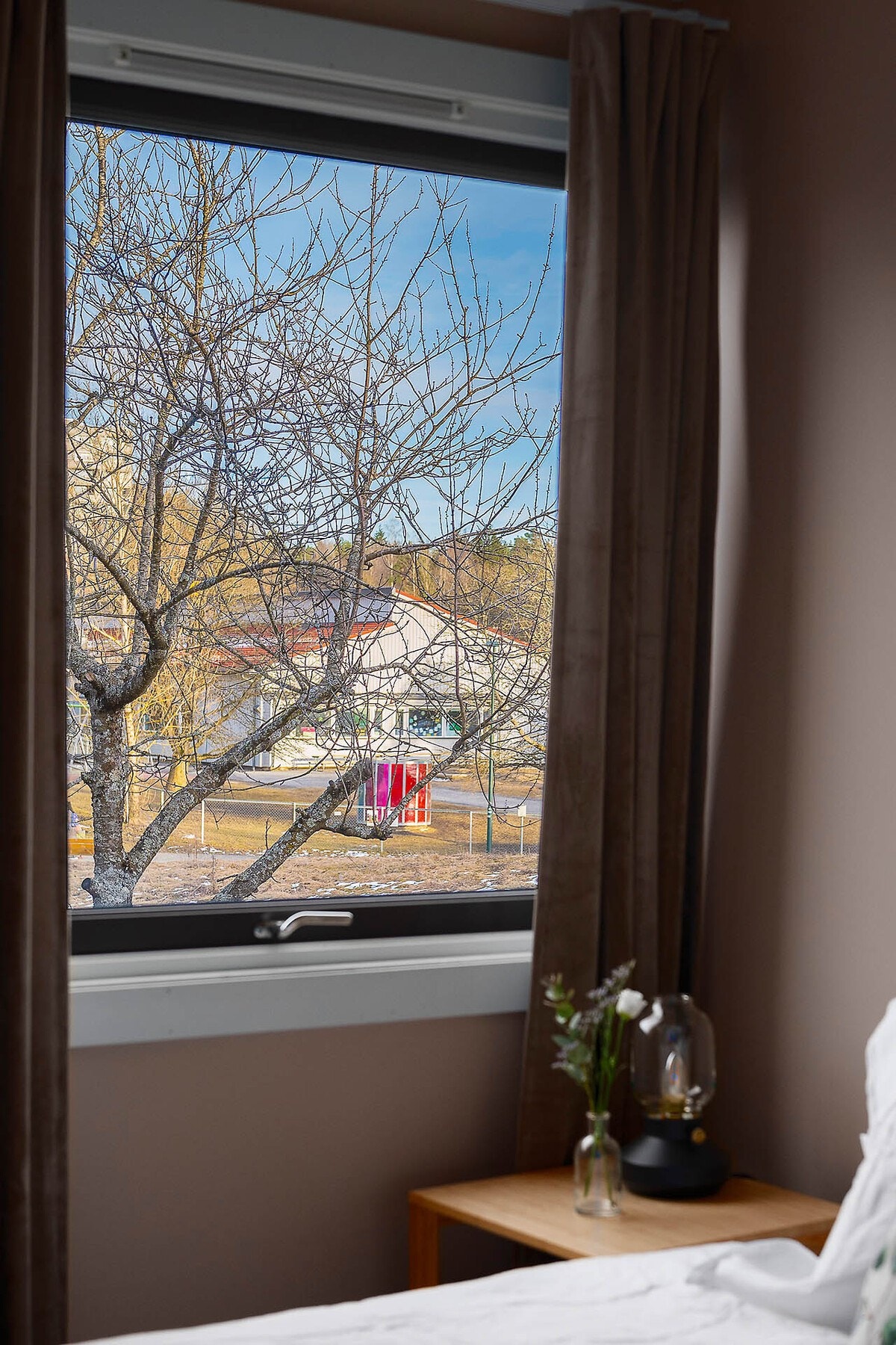 Det store vinduet slipper inn rikelig med dagslys Galleribilde