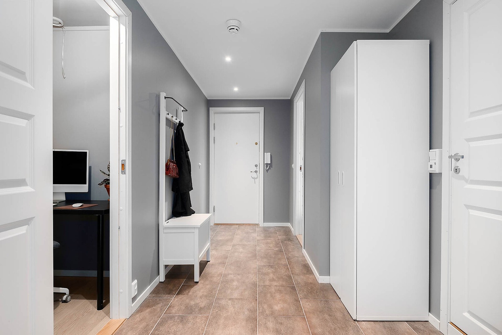 Velkommen inn i en lys og romslig entré som setter tonen for resten av boligen. Galleribilde
