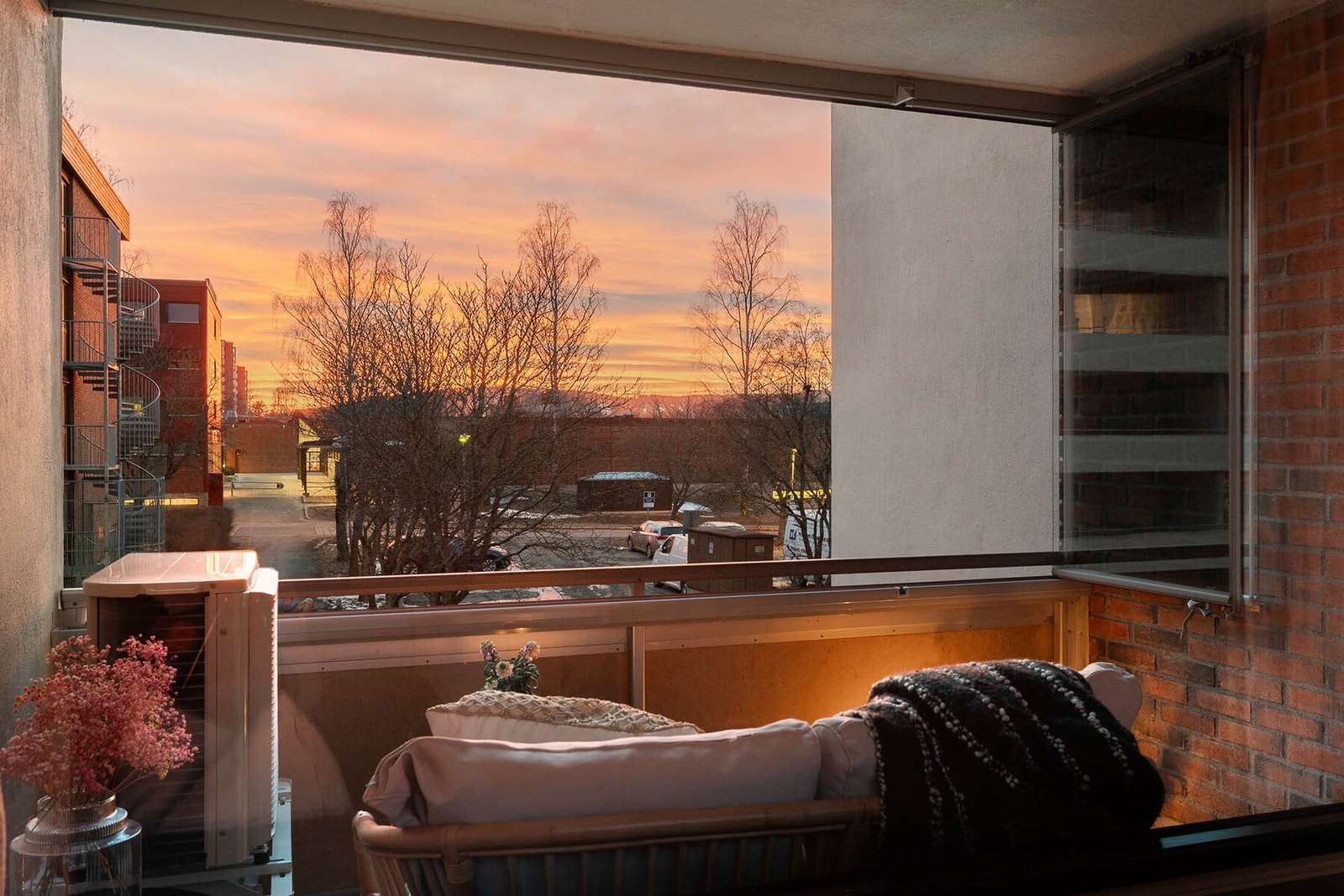 Her bor du i grønne omgivelser med kort vei til buss, tog og hovedvei som gir enkel tilgang til sentrum. En perfekt bolig for deg som ønsker en praktisk og lettstelt leilighet! Galleribilde