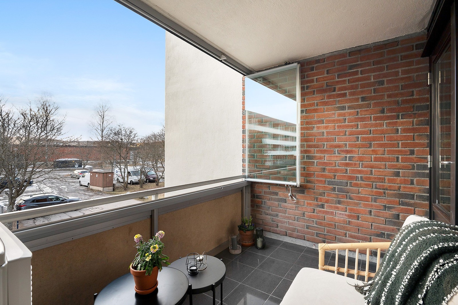 Den vestvendte balkongen er et perfekt sted for å nyte ettermiddagssolen og lange, lyse sommerkvelder. Galleribilde