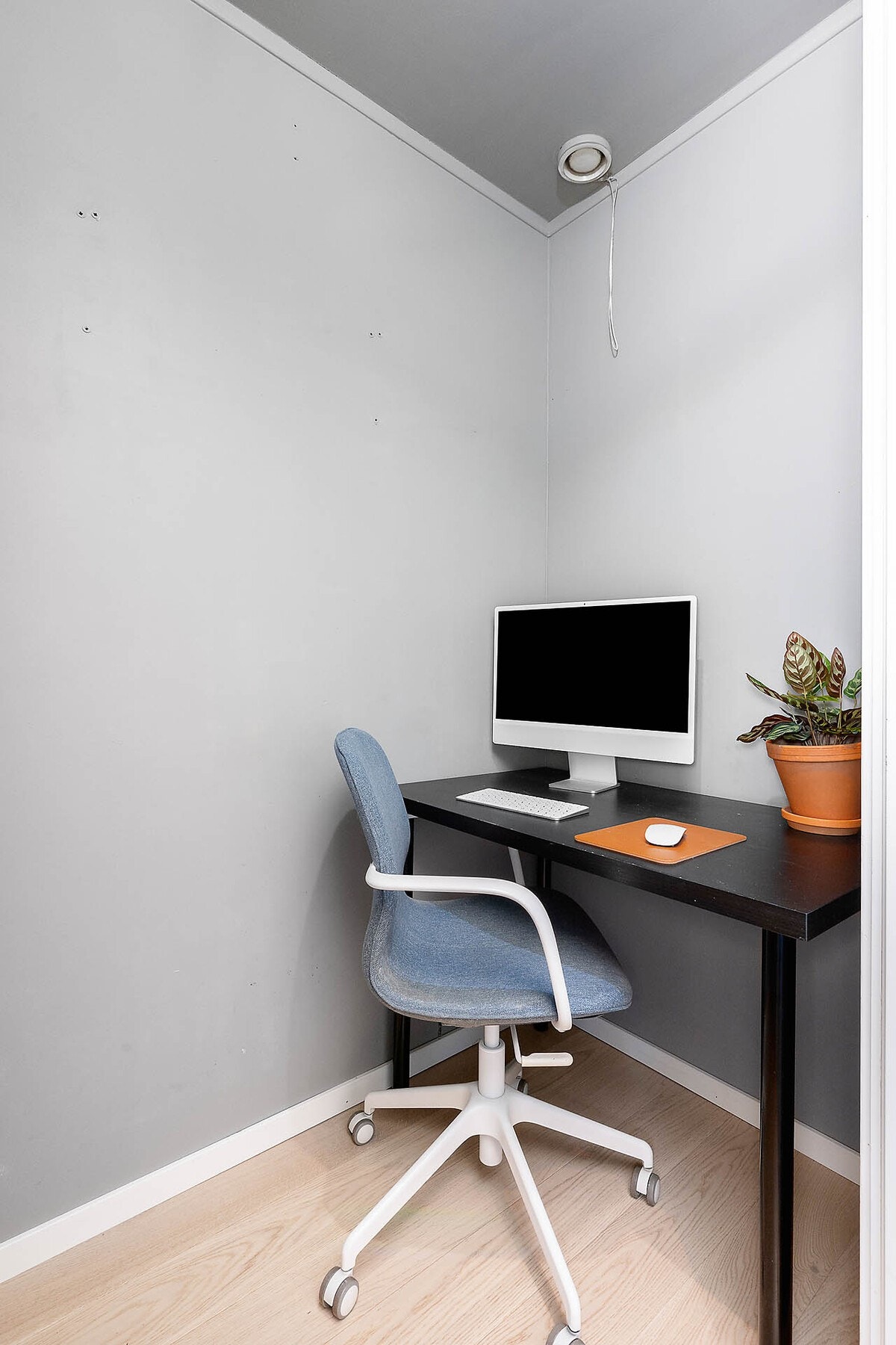 I tilknytning til gangen er det en innvendig bod på 2 kvm som er innredet som hjemmekontor, perfekt for den som behøver en adskilt sone. Galleribilde