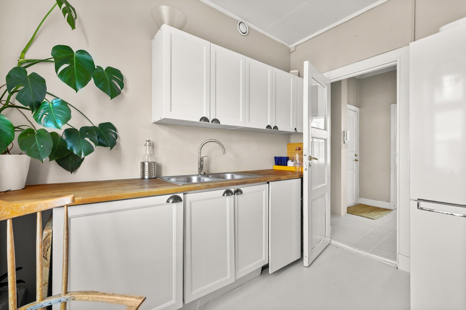 Kjøkkenfrontene ble nylig malt i 2025 med lun fargetone. Galleribilde