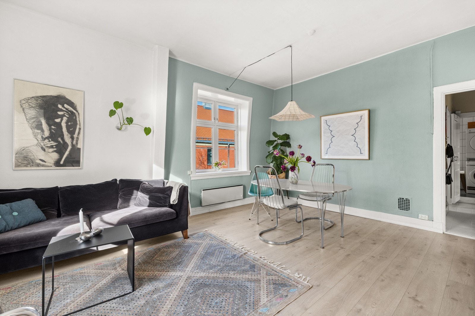 Leiligheten har en lun atmosfære med store vindusflater. Galleribilde