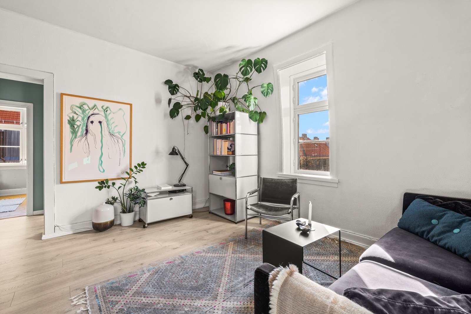 Sjarmerende 4-roms hjørneleilighet med lun atmosfære og store vindusflater i et populært område på Sagene. Galleribilde