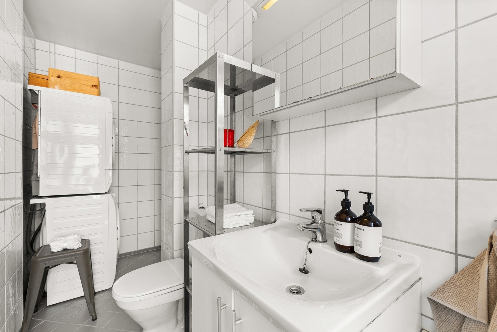 Lyst og pent baderom med flislagt gulv med varme. Galleribilde