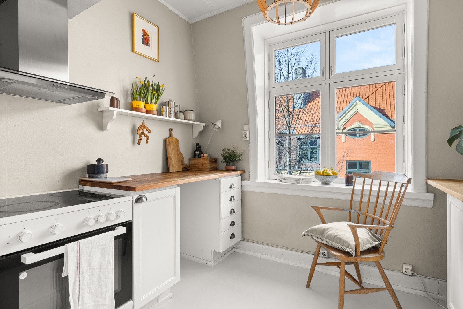 Leiligheten har separat stue og kjøkken. Hyggelig kjøkken med mye naturlig lys. Galleribilde