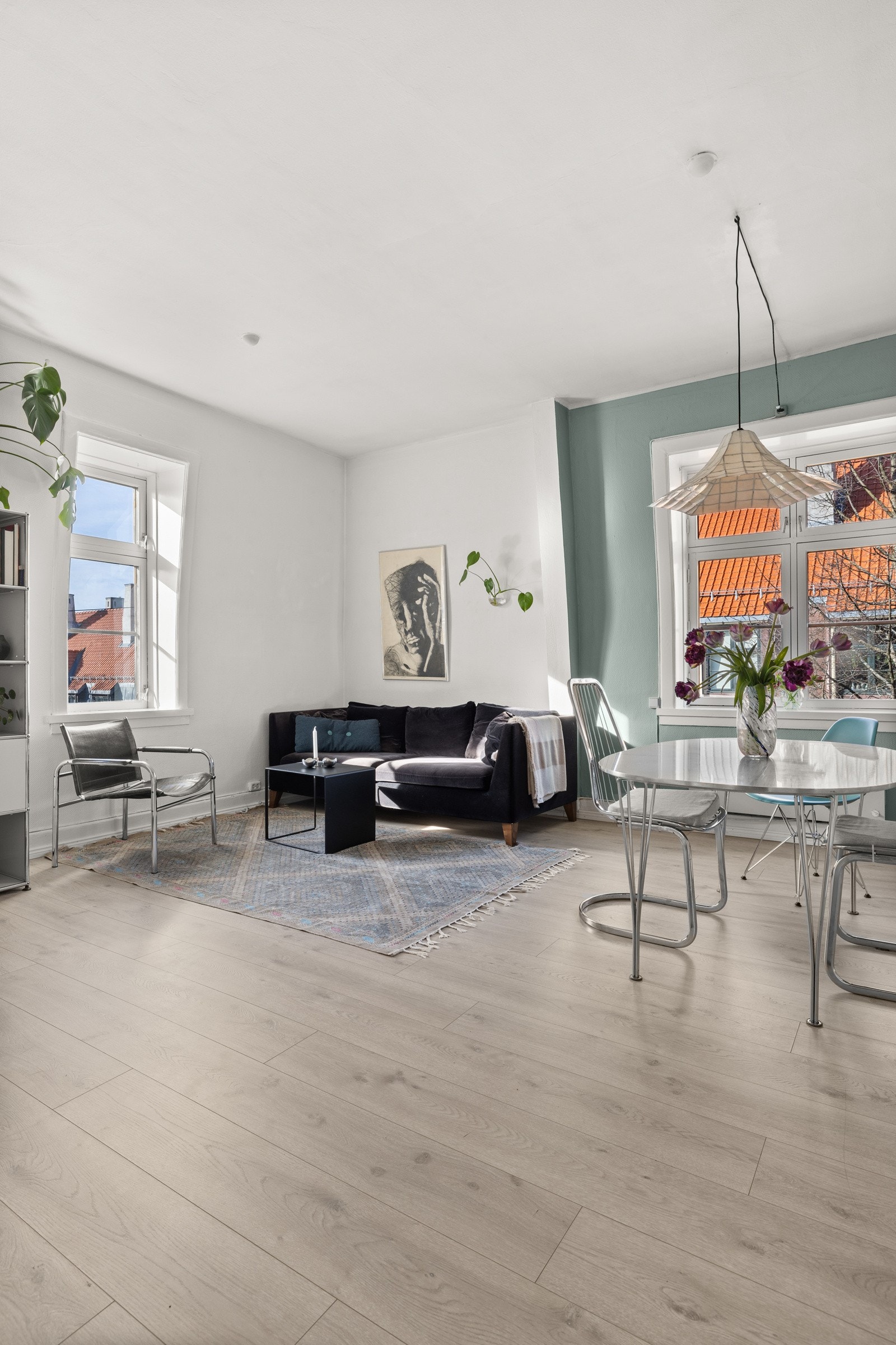 Stor stue som enkelt kan innredes med ønskelige møblementer. Galleribilde