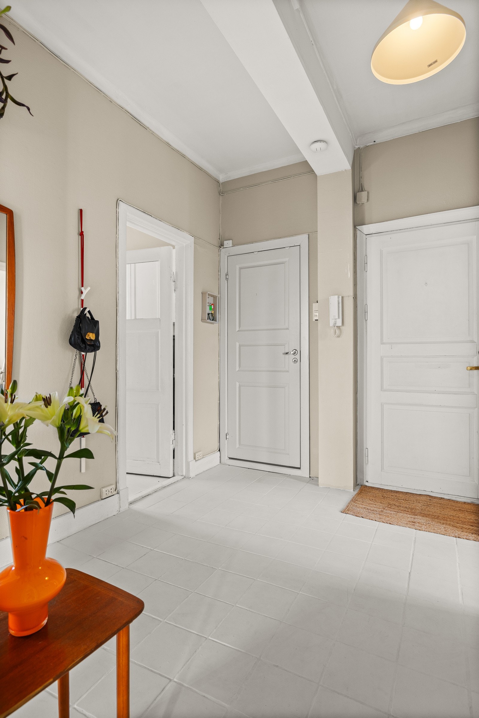 Gulvflate belagt med malte fliser i entré og laminat i stue og originalt heltregulv på soverom. Galleribilde