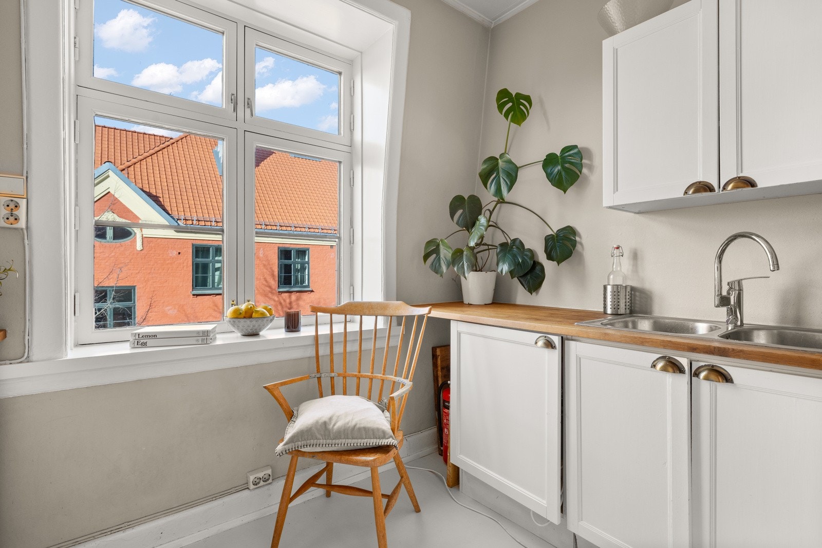 Kjøkkenet har godt med både skap- og benkeplass. Galleribilde