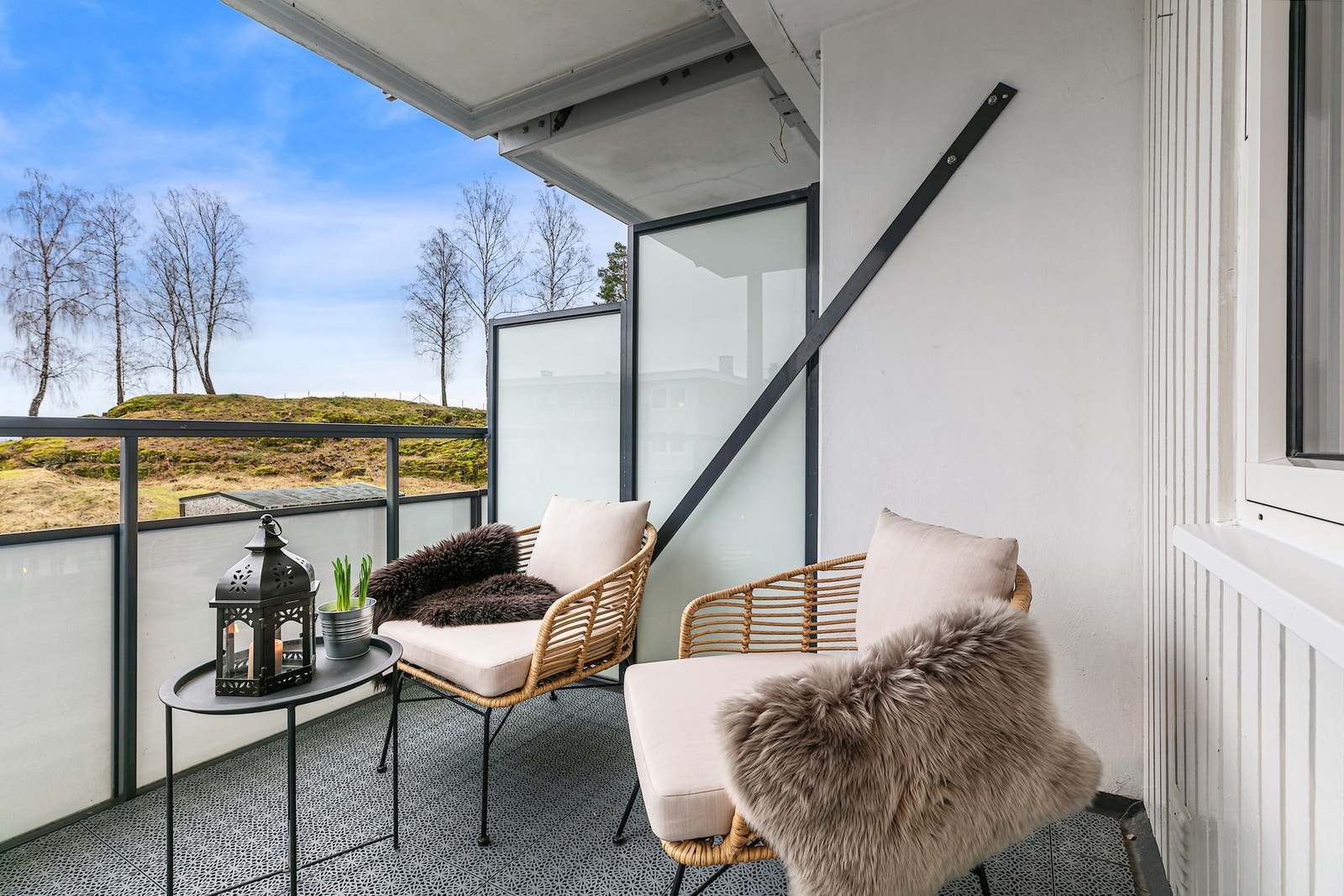 Balkongen har skjerming med vegg i pleksiglass og stål i tilknytting mot nabo. Balkongdør i trekarm fra 2022 Galleribilde