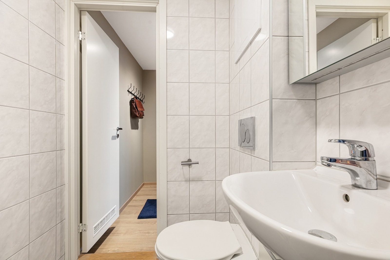 Badet har flislagte vegger/gulv og oppvarming ved varmekabler Galleribilde