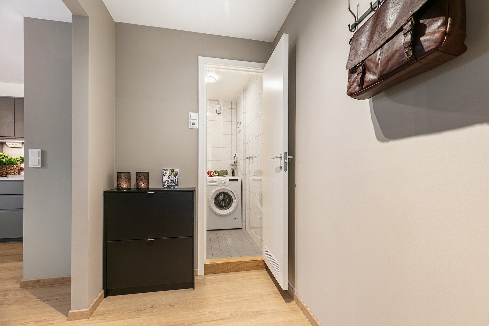Et bad fra 2011 med opplegg for vaskemaskin har adkomst fra entré Galleribilde