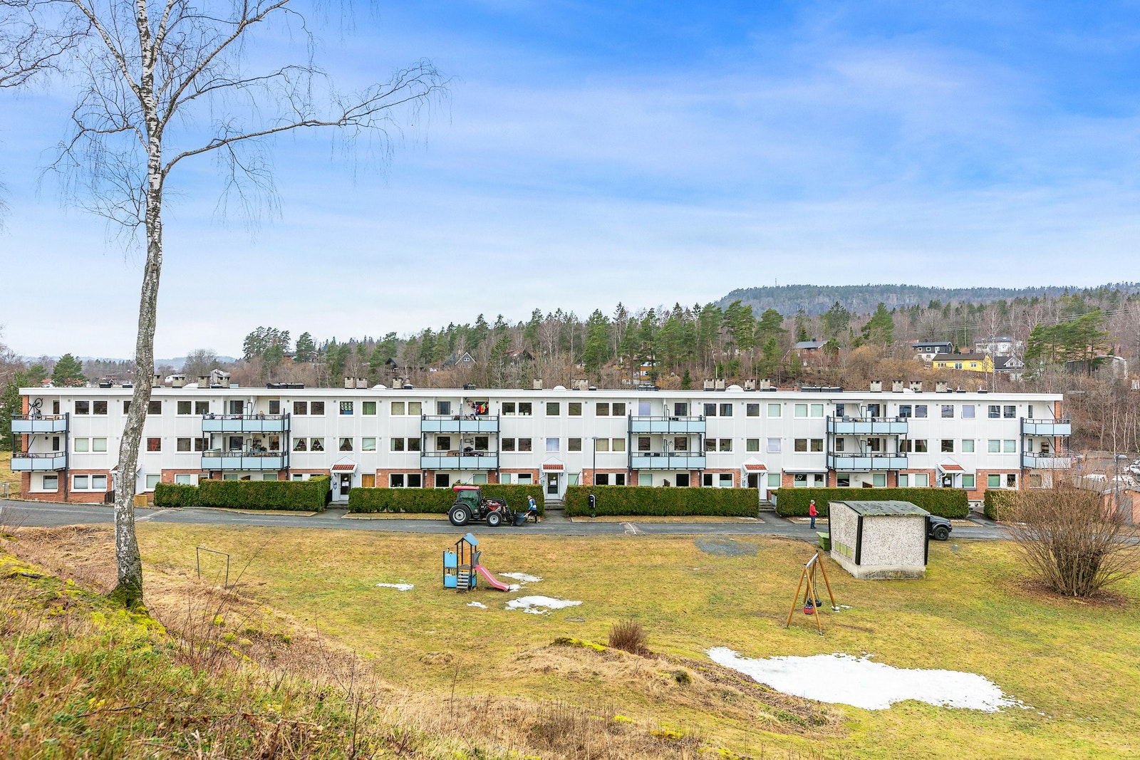 Durud Borettslag A/l disponerer en tomt på 45838.1 m², med store frodige grøntarealer mellom lavblokkene Galleribilde
