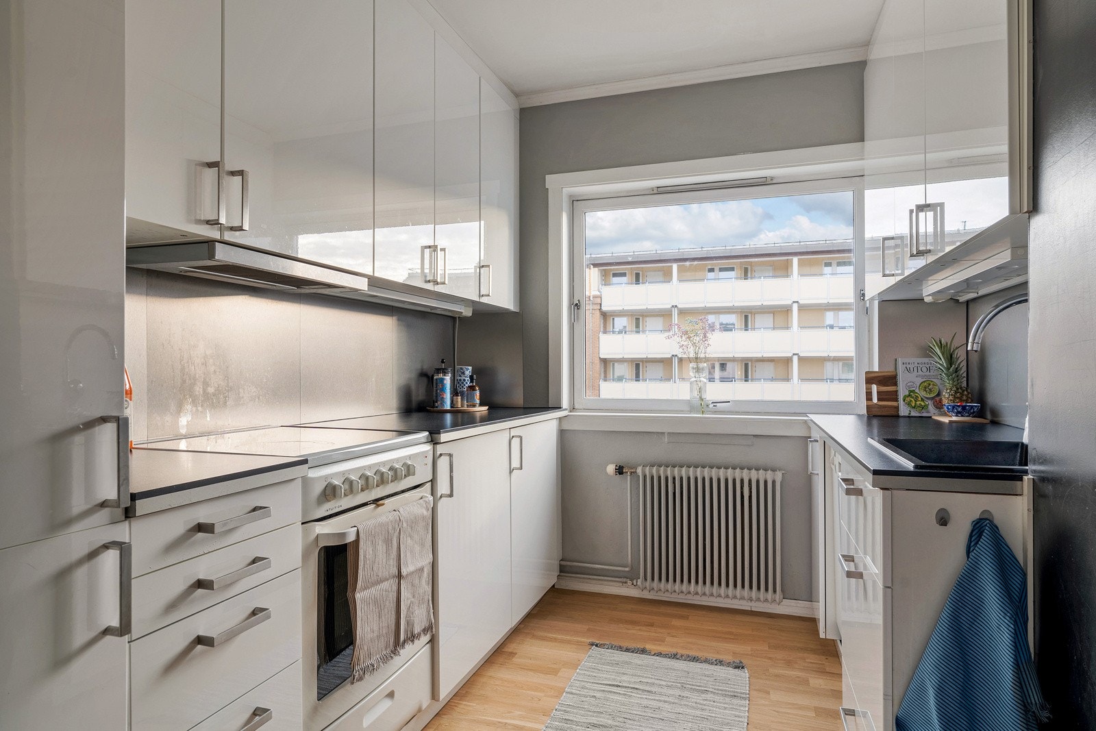 Kjøkkenet er praktisk avdelt fra stuen og har gode arbeidsflater og rikelig med oppbevaringsplass. Galleribilde