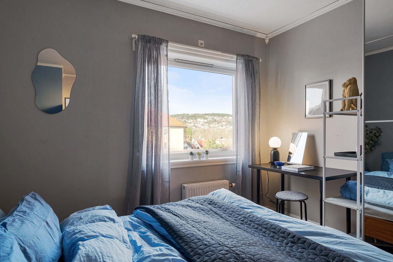 Plass for dobbeltseng, stor skyvedørsgarderobe og skrivepult. Galleribilde