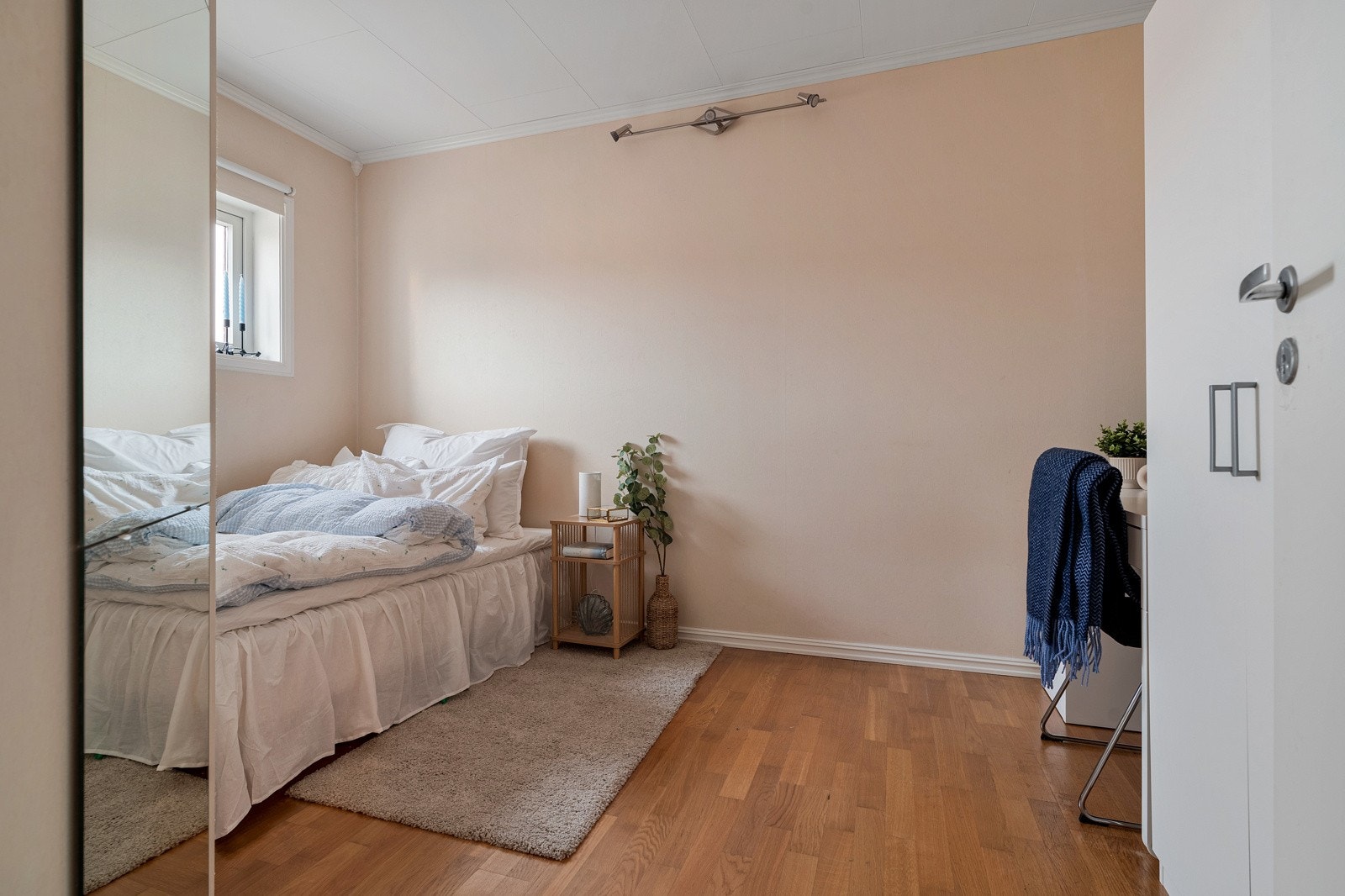 Deler av stue, avdelt til ekstra soverom som måler 8 kvm. Gjør oppmerksom på at det ikke er søkt og godkjent hos kommunen. Galleribilde