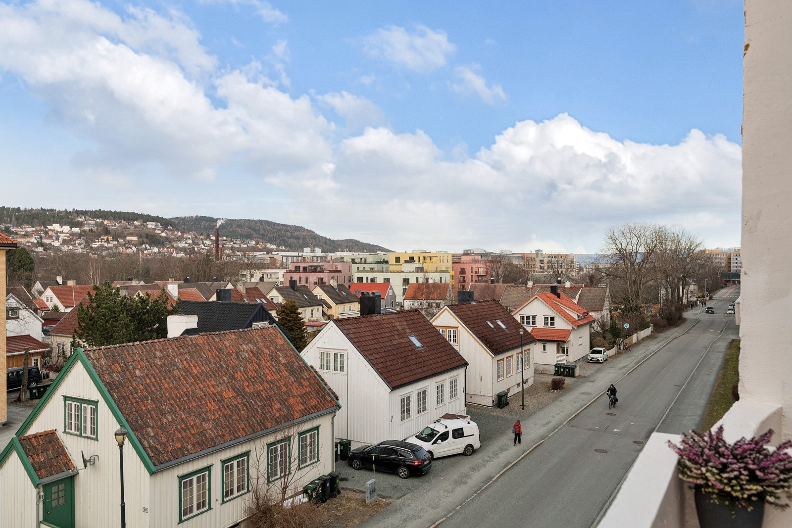 Fra balkongen har man utsyn over gata og ser over på den sjarmerende trehusbebyggelsen. Galleribilde