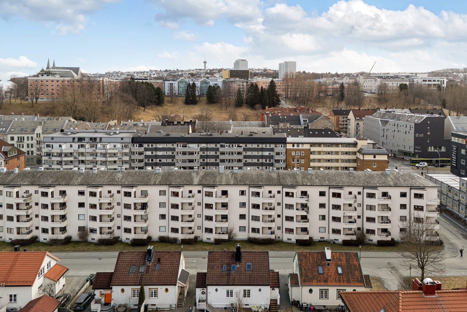 Boligen har en svært sentral beliggenhet med unmiddelbar nærhet til NTNU, St. Olavs, Teknobyen og Samfundet. Dagligvare og bussholdeplass ligger også rett ved leiligheten. Galleribilde