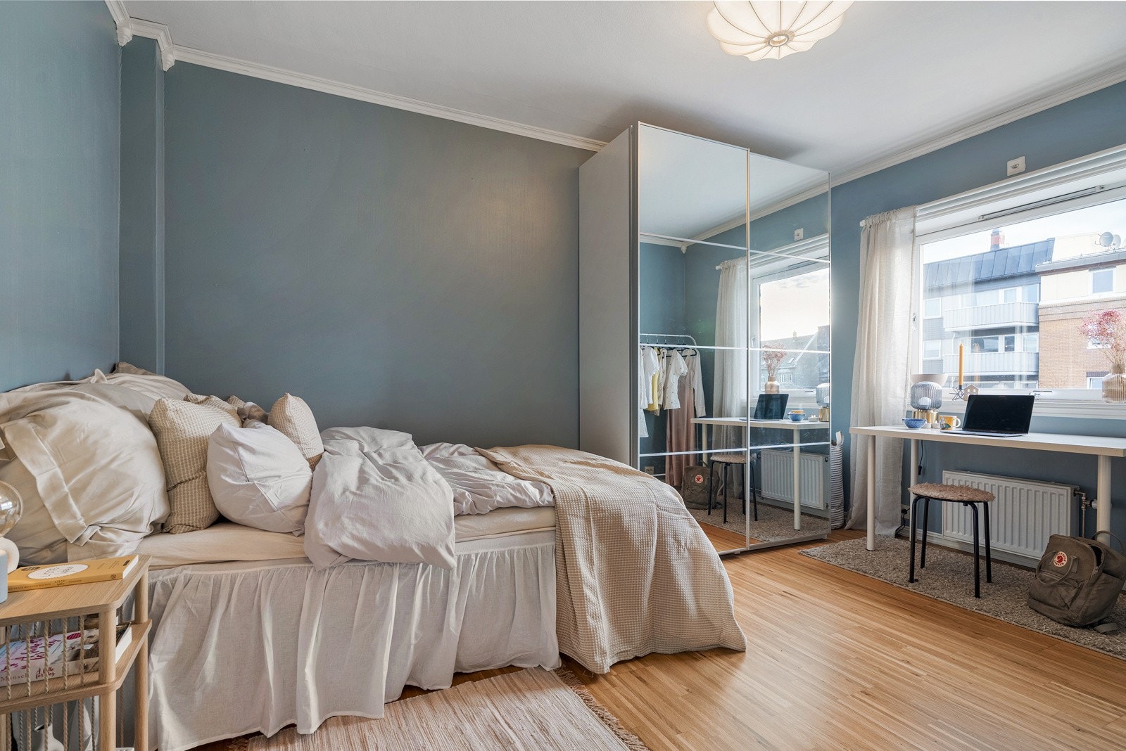 Rommet har god plass til dobbeltseng, nattbord, garderobe og skrivepult. Galleribilde