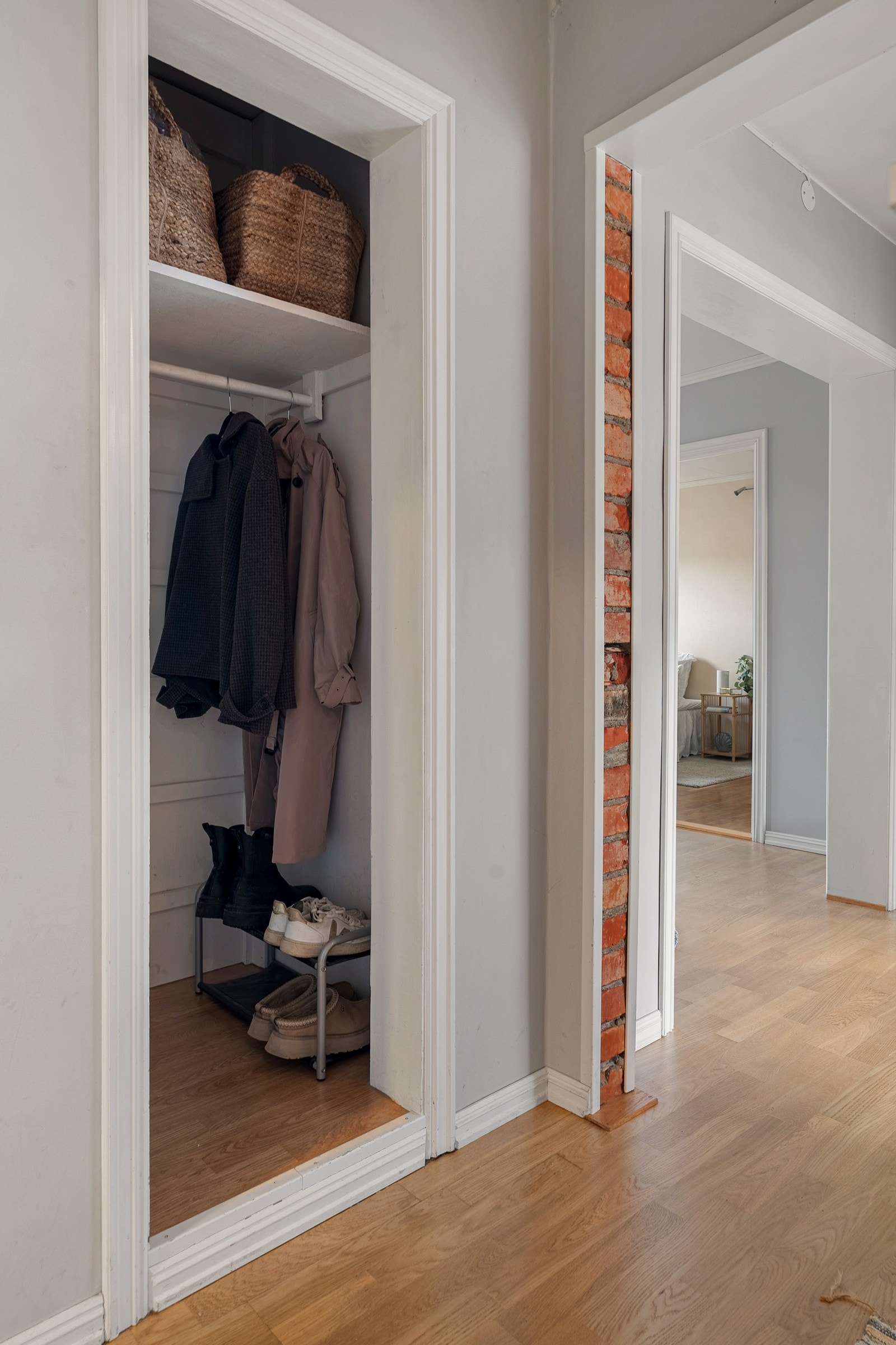 Lys og innbydende entré med plass for yttertøy og sko. Galleribilde