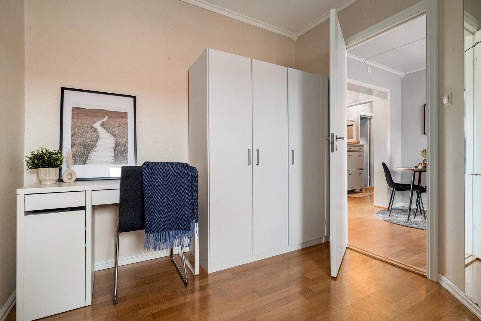 Rommet har god plass til dobbeltseng, garderobe og skrivepult. Galleribilde