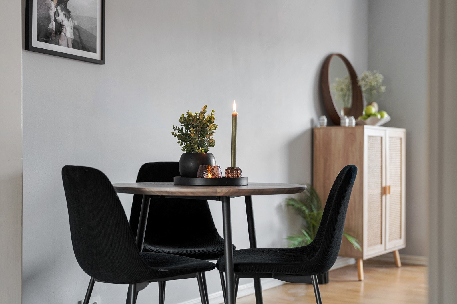 Stuen har ei praktisk planløsning med plass for både sofakrok og spisebord. Galleribilde