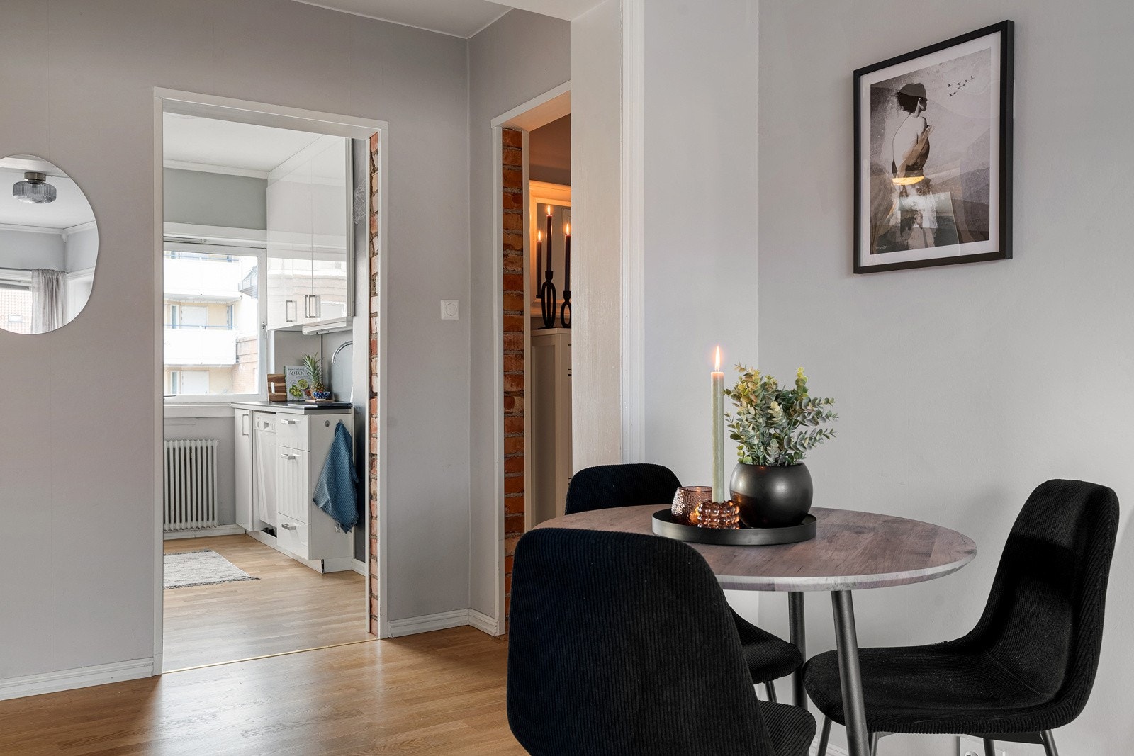 Leiligheten ligger i byggets 4.etasje og er godt skjermet for innsyn og støy. Galleribilde