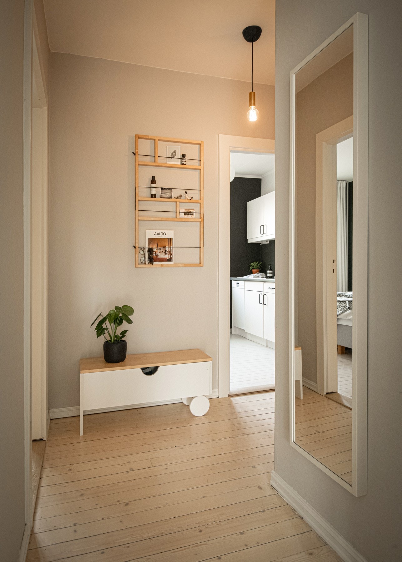 Entréen gir et lyst og innbydende førsteinntrykk med god plass til oppheng av yttertøy og praktiske løsninger for sko. Galleribilde