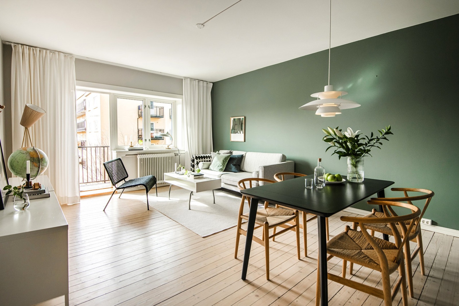 Her får du et perfekt samspill mellom sol, utsikt og privatliv - et deilig sted å trekke frisk luft og nyte årstidene Galleribilde